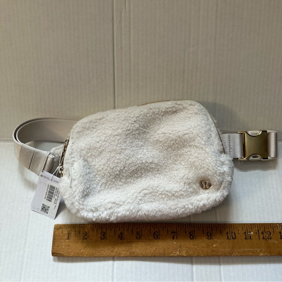 Lululemon belt bag Sherpa - Picture 1 of 6